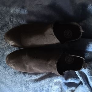 Low-heeled mini boots by So.